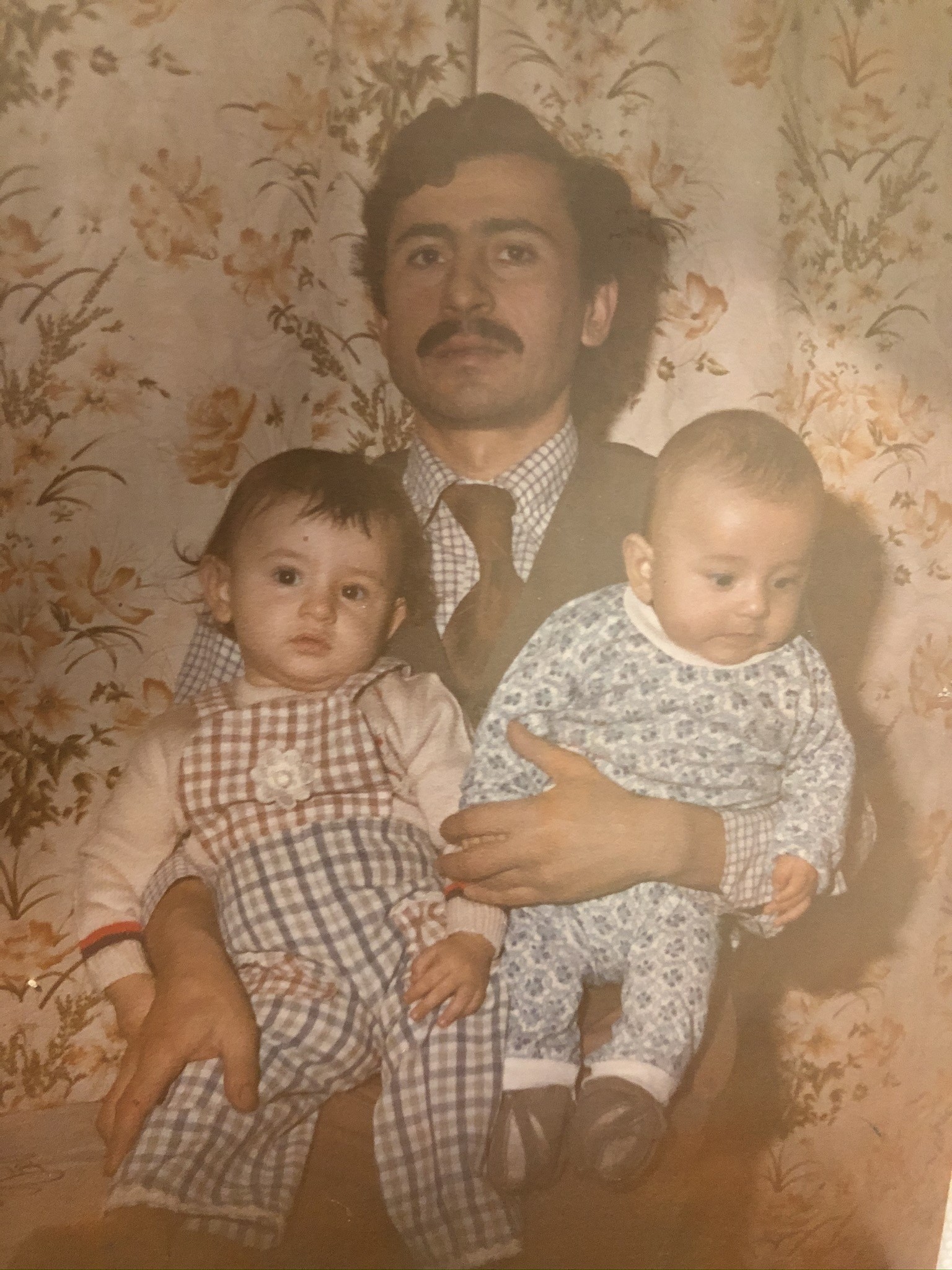 Mehmet Oruç kucağında iki küçük çocukla