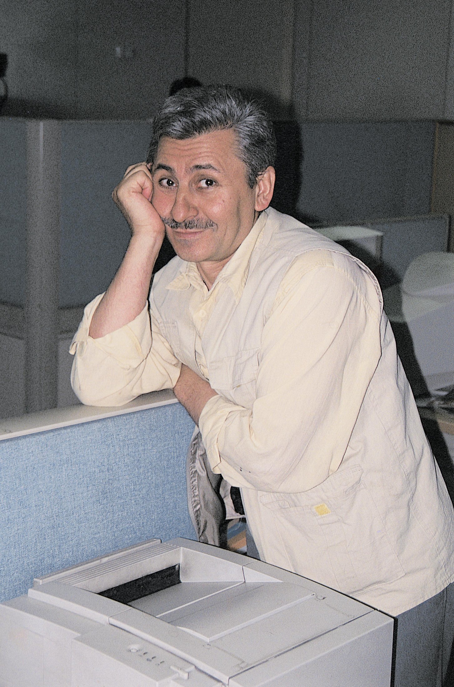 Mehmet Oruç ofiste fotokopi makinesinin yanında