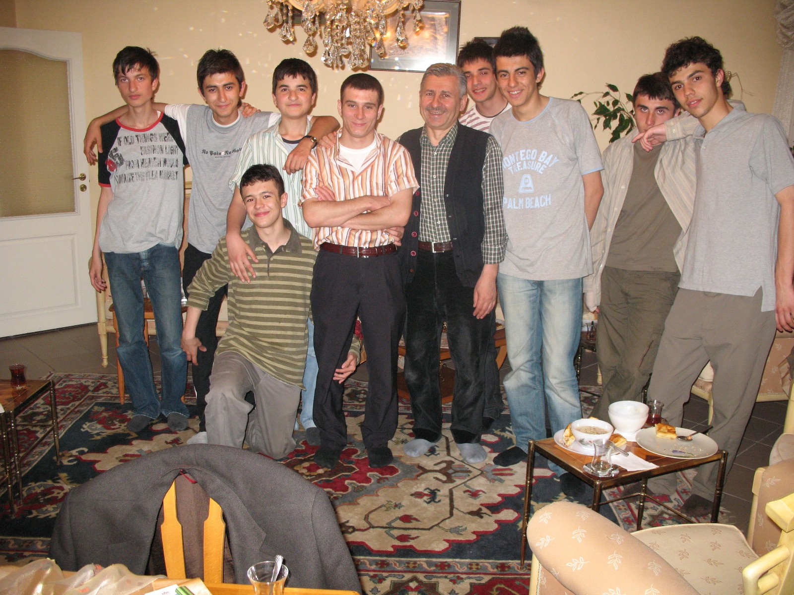 Mehmet Oruç ev ortamında bir grup gençle