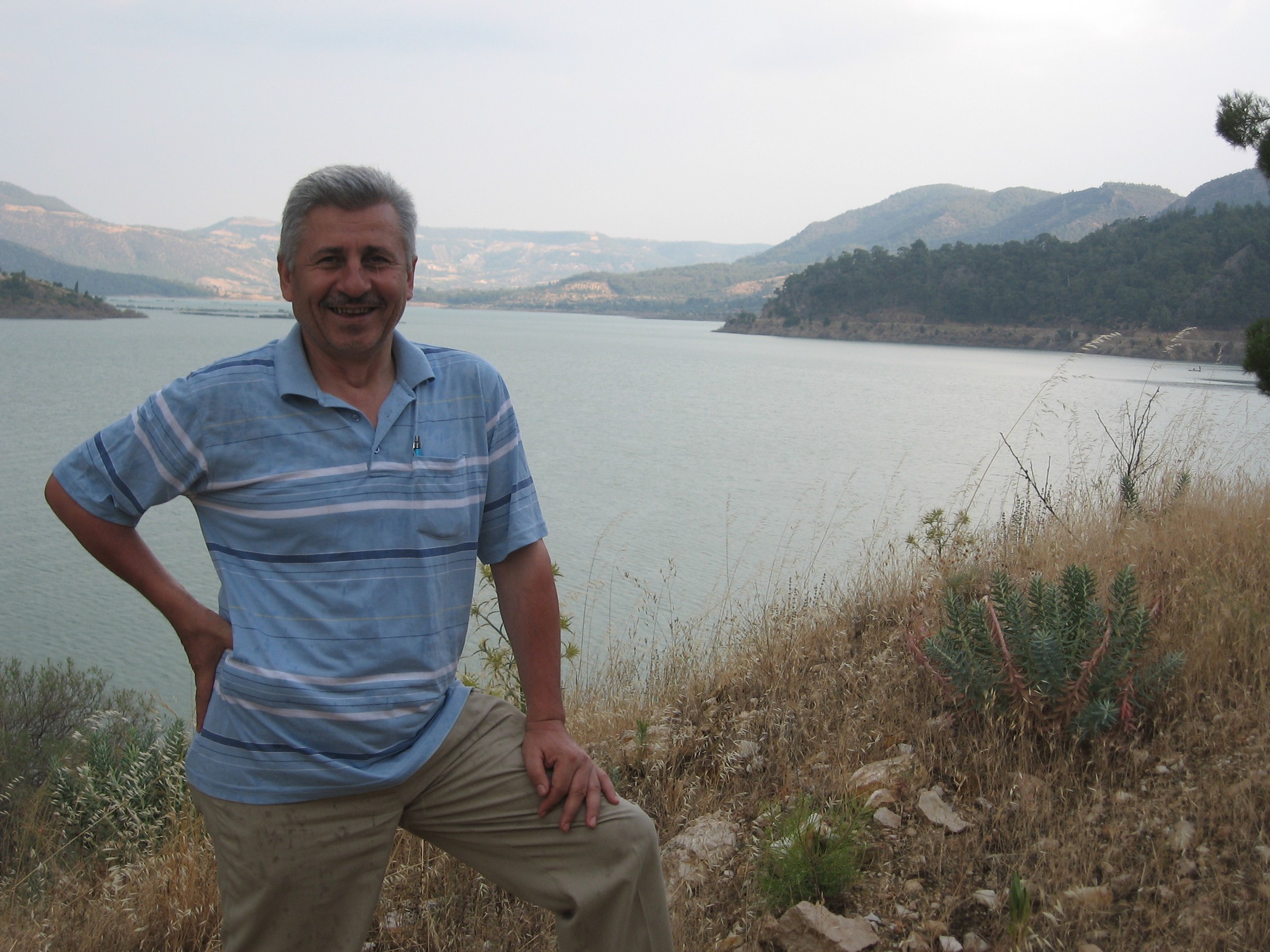 Mehmet Oruç göl manzarası önünde