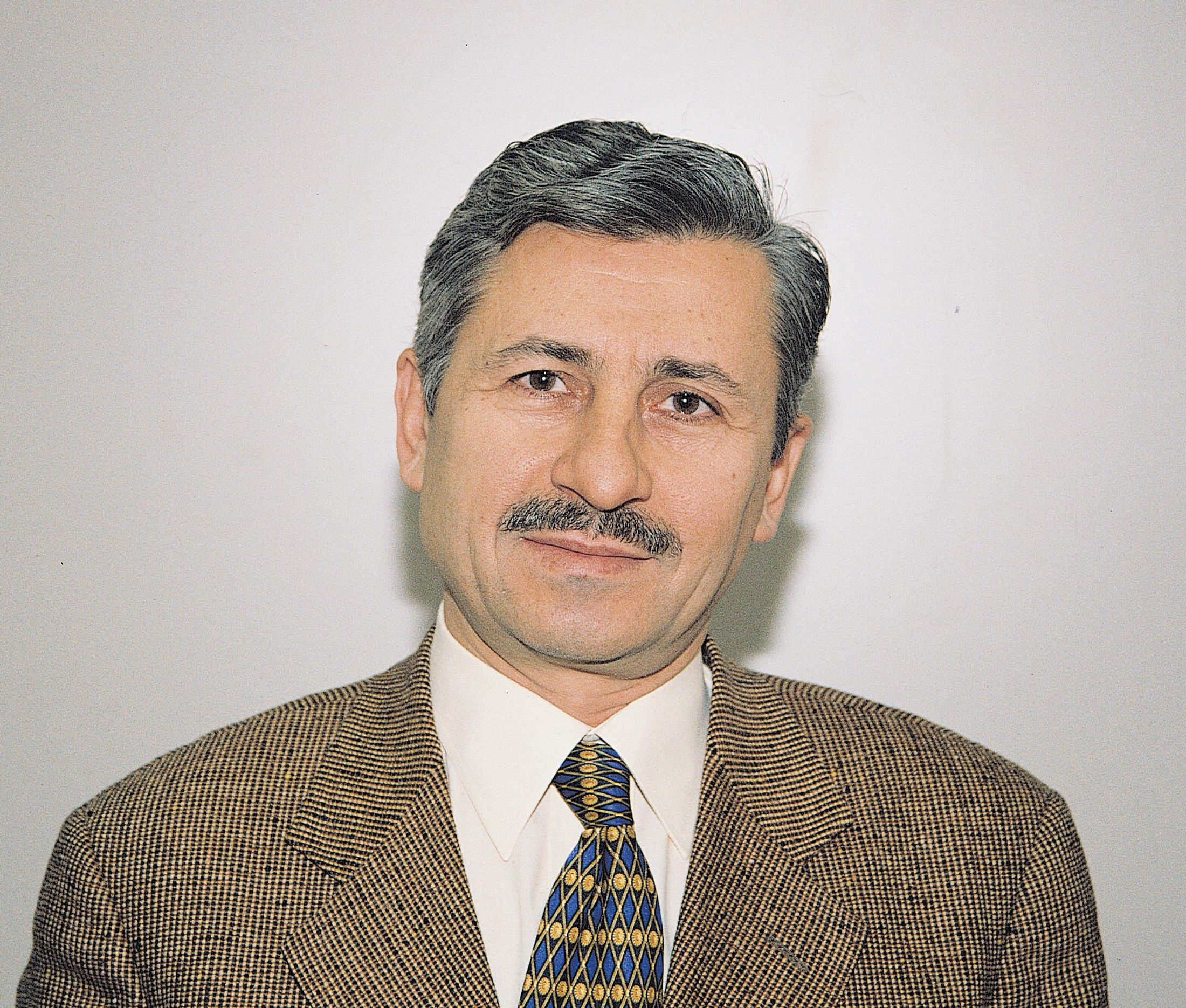 Mehmet Oruç’un kahverengi ceketli portresi