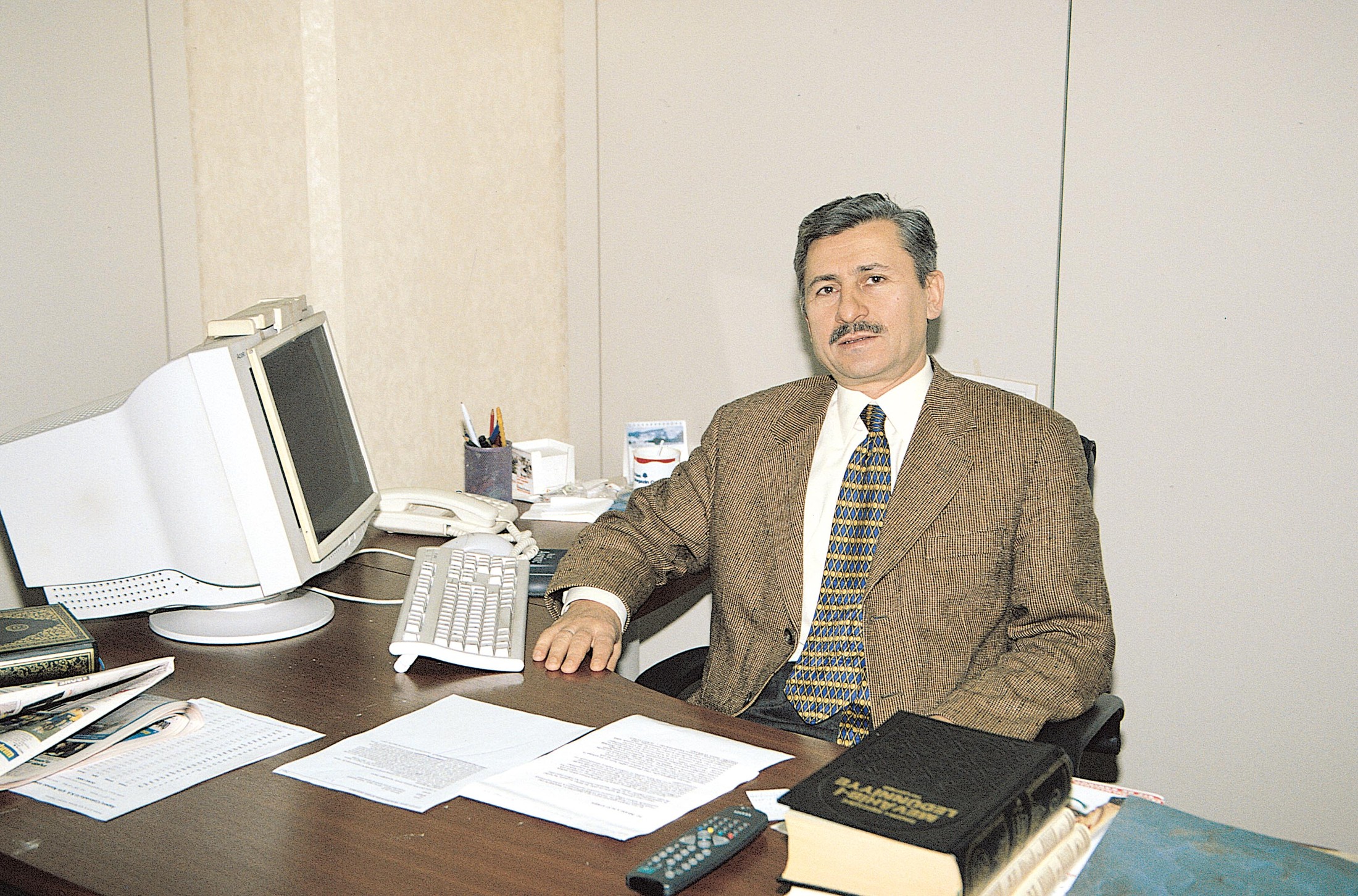 Mehmet Oruç çalışma odasında yazı masasının başında